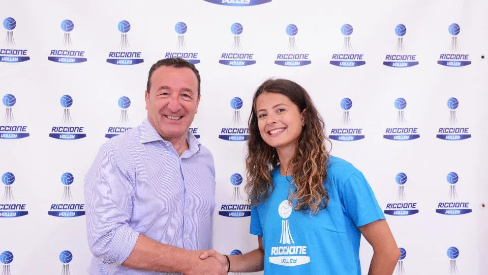 La stretta di mano tra Nicole Spinaci ed il DS Sanzio Sacchetti