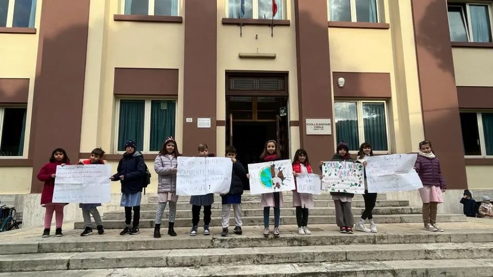 Gli alunni delle elementari Toti in flashmob davanti a scuola