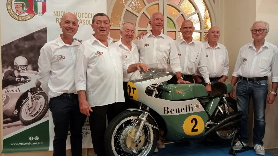 I volontari del motoclub Pasolini con una delle moto del Paso esposte