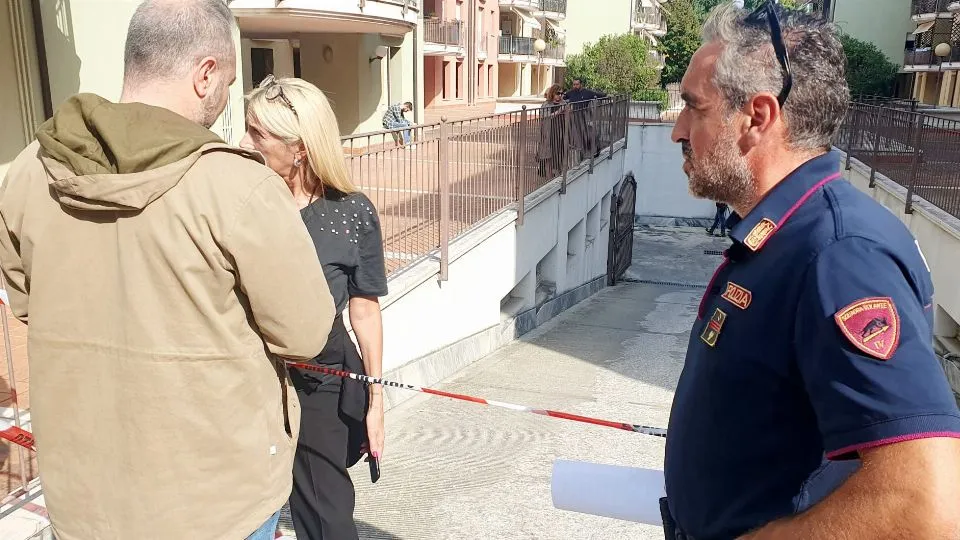 la polizia in via del Ciclamino