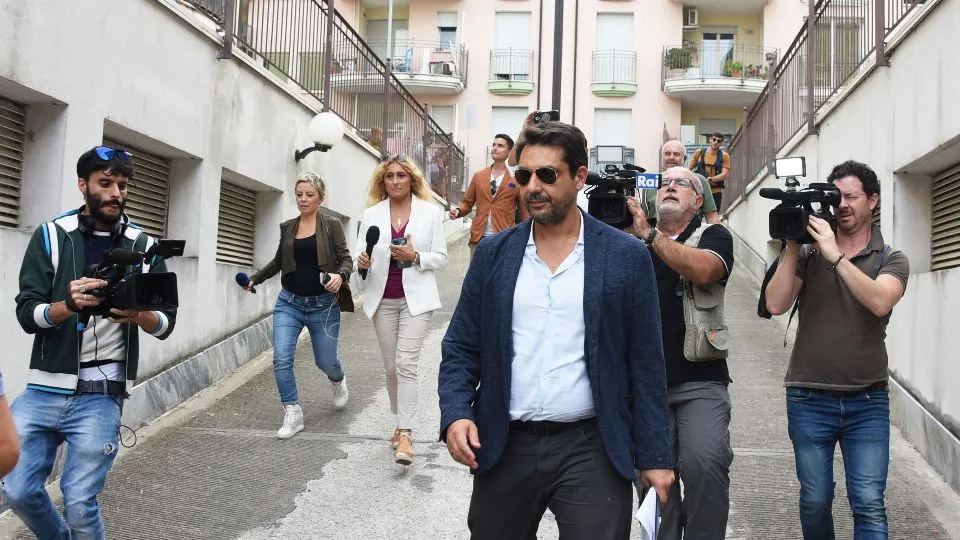 il capo della Mobile, Dario Virgili, circondato dalle telecamere (foto Migliorini)