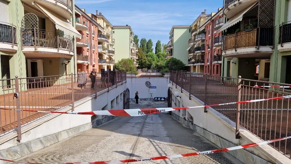 la discesa che porta ai garage di via del Ciclamino (foto Migliorini)