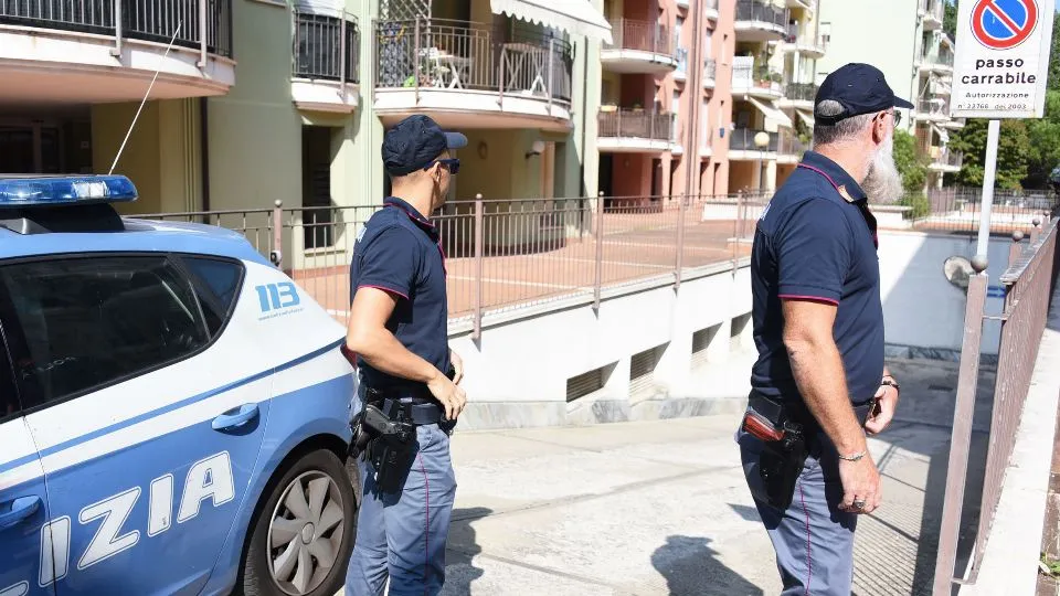 Forze dell’ordine in via del Ciclamino © Adriapress.
