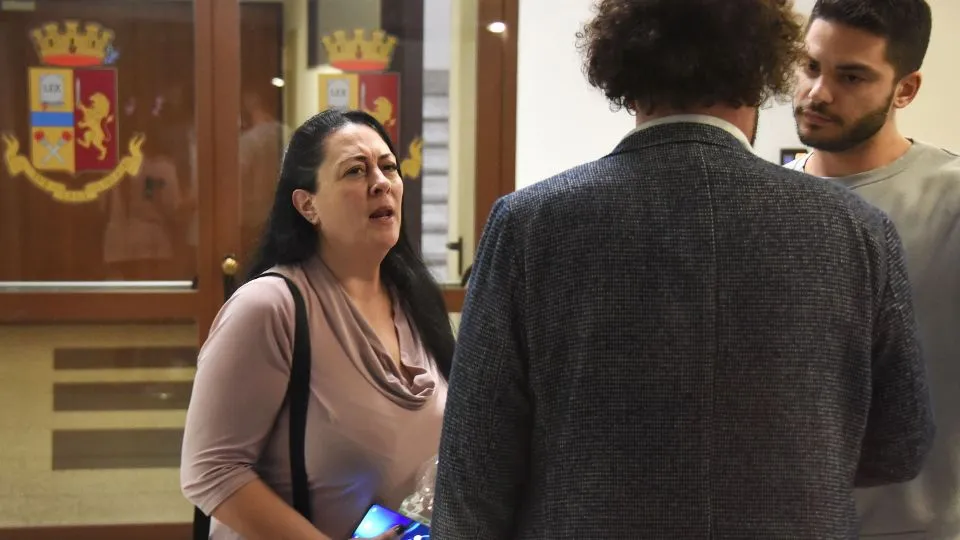 Manuela Bianchi fuori dalla questura di Rimini (foto Migliorini)