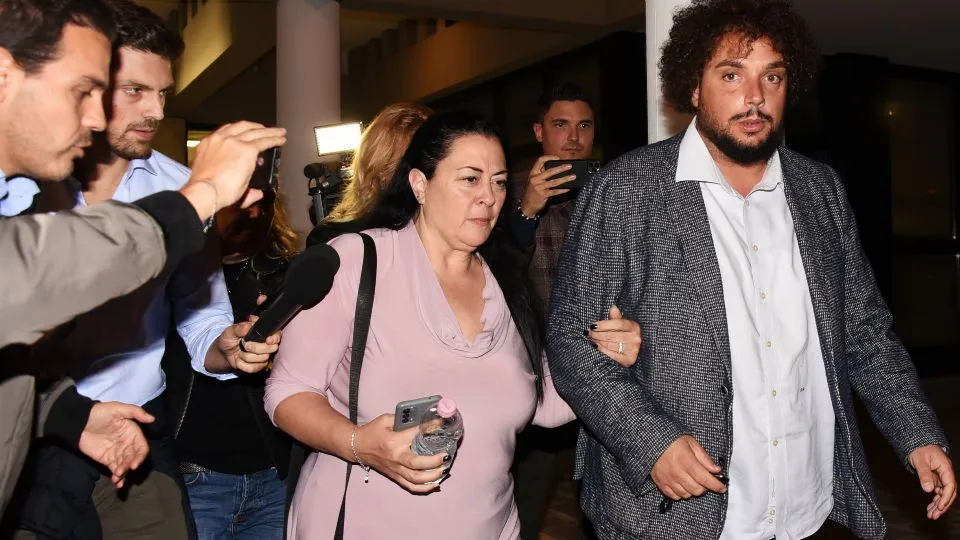 Manuela all’uscita dalla questura con il consulente Barzan (foto Migliorini)
