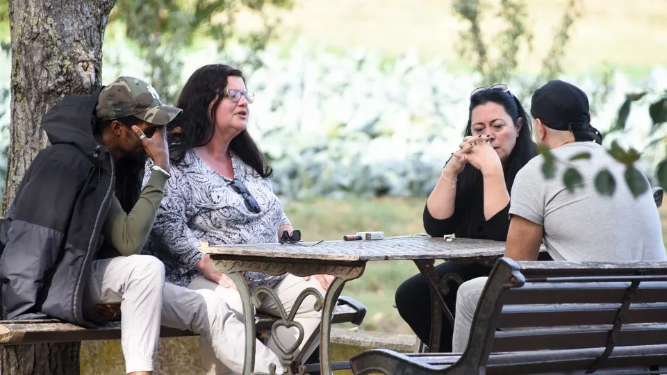 un colloquio all’aria aperta tra Manuela, Loris, Louis e Valeria (foto Migliorini)