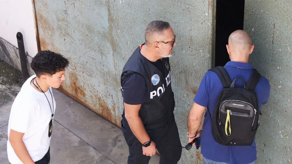 i poliziotti entrano nella zona dei garage condominiali (foto Migliorini)
