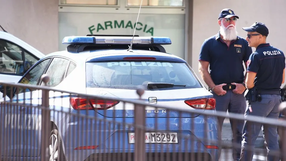 la polizia davanti alla farmacia di via del Ciclamino