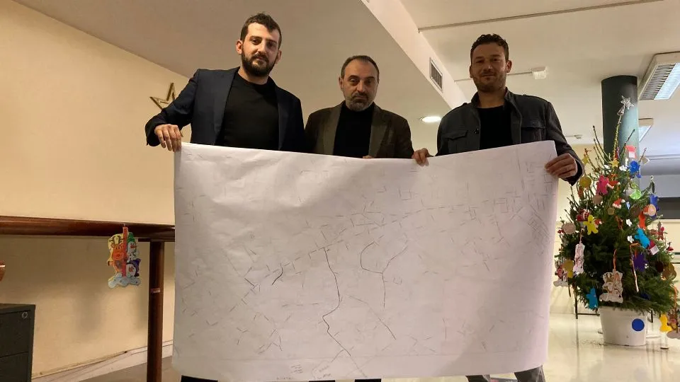 Luca Pasini, Juri Magrini e Marco Succi con la mappa delle zone colpite dai furti

