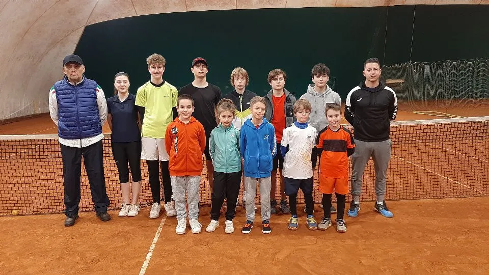 Gli allievi della scuola del Ct Venusta con i maestri Leonardo Ghelfi e Massimo Ronchi