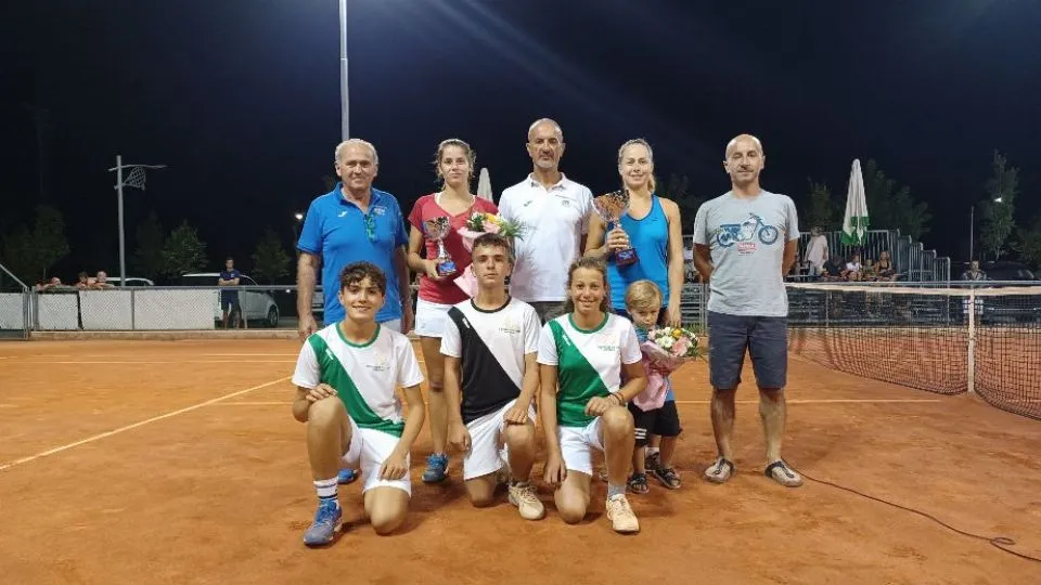 Foto di gruppo della premiazione al Tc Viserba