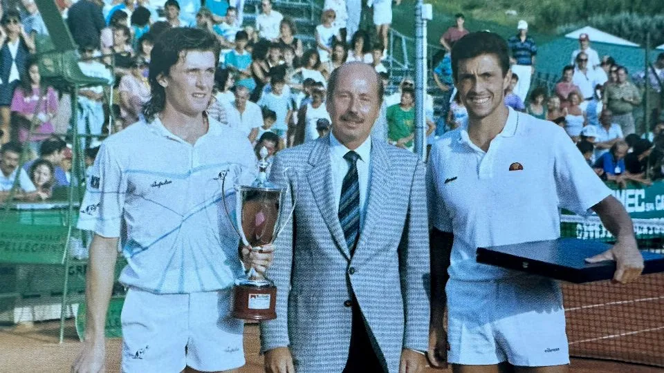 La premiazione di Paolo Canè e del finalista Francesco Cancellotti, insieme ad Alberto Belluzzi, all’epoca presidente della Federazione Sammarinese Tennis