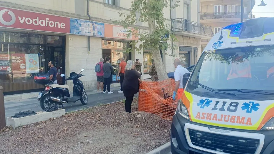 l’aggressione davanti al negozio di telefonia