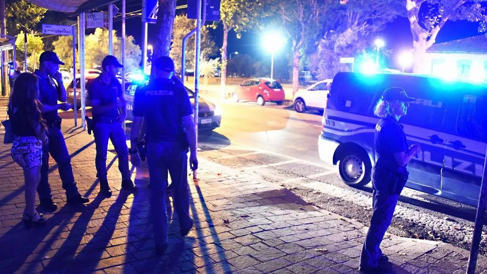 la polizia durante alcuni controlli antiprostituzione (repertorio)