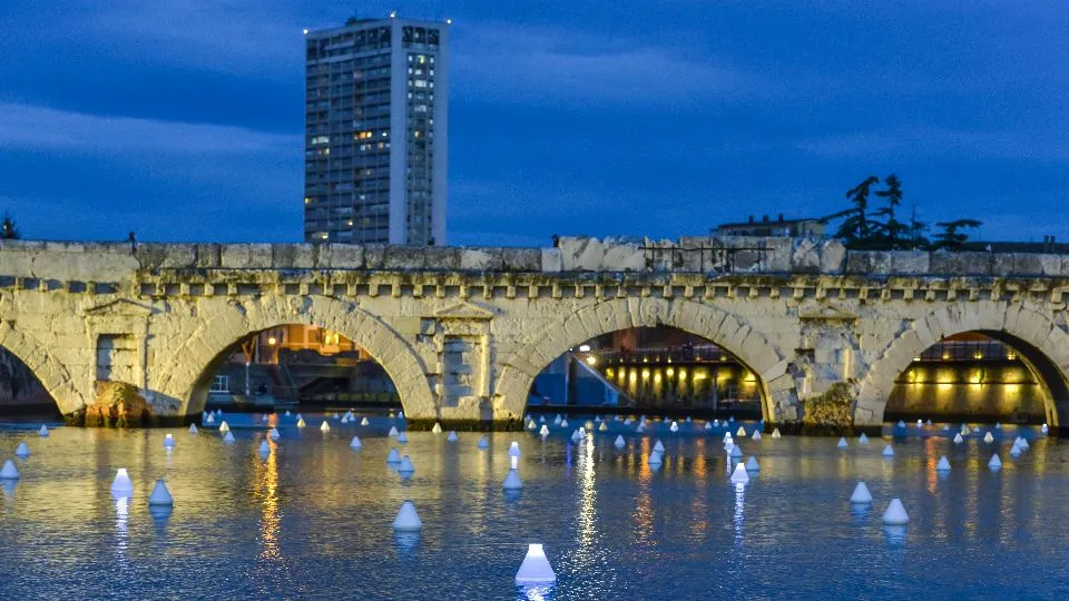 Rimini; 04/12/2020: Ass.Turismo Uff.Stampa, installazione al Ponte di Tiberio, Gio Tirotto
©Riccardo Gallini /GRPhoto
