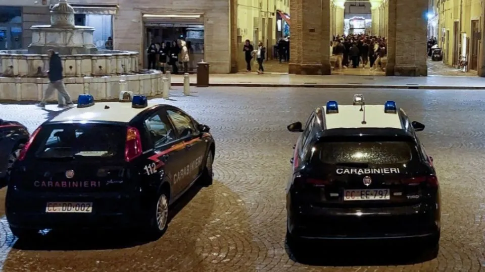le pattuglie dei carabinieri in piazza 
