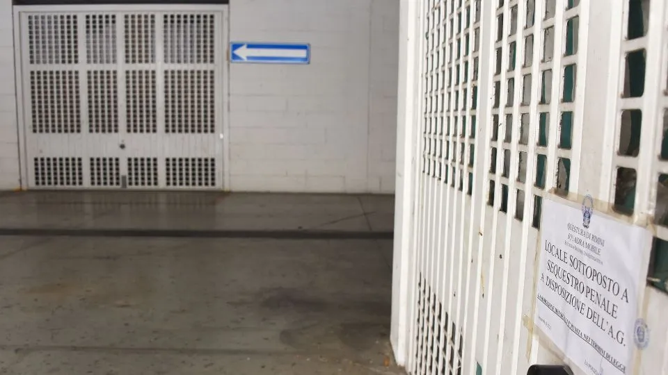 Il box di Pierina sotto sequestro e l’area garage dove la donna è stata aggredita

