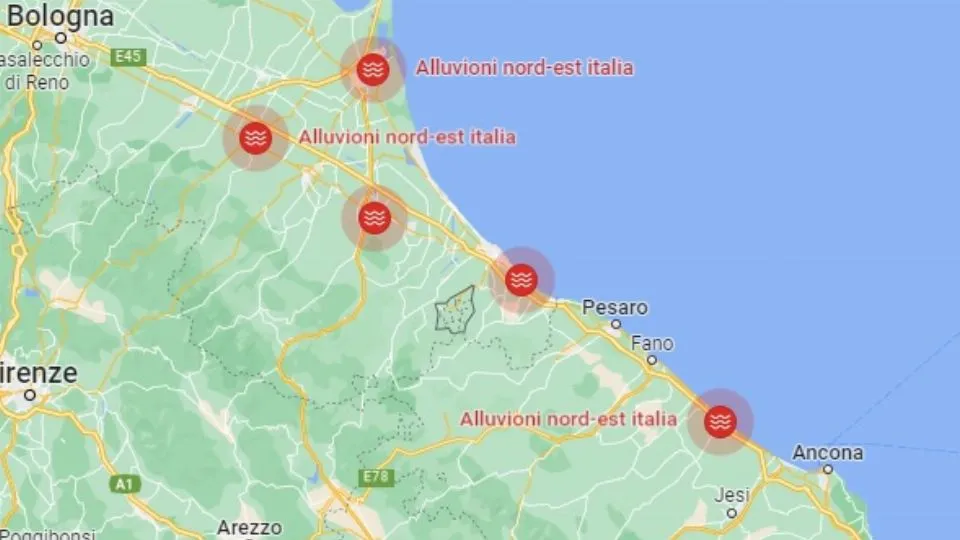 La segnalazione della presenza di acqua in autostrada da Google maps
