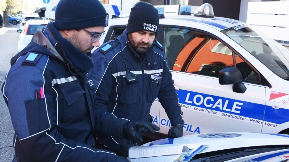 i controlli della polizia Locale fuori dal residence (foto Migliorini)