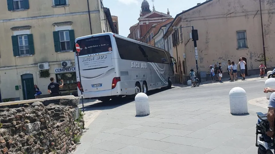un pullman cerca di svoltare sul Corso d’Augusto