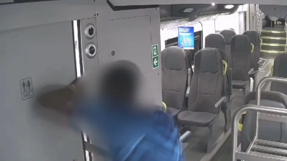 uno dei rapinatori tenta di aprire la porta del bagno col machete
