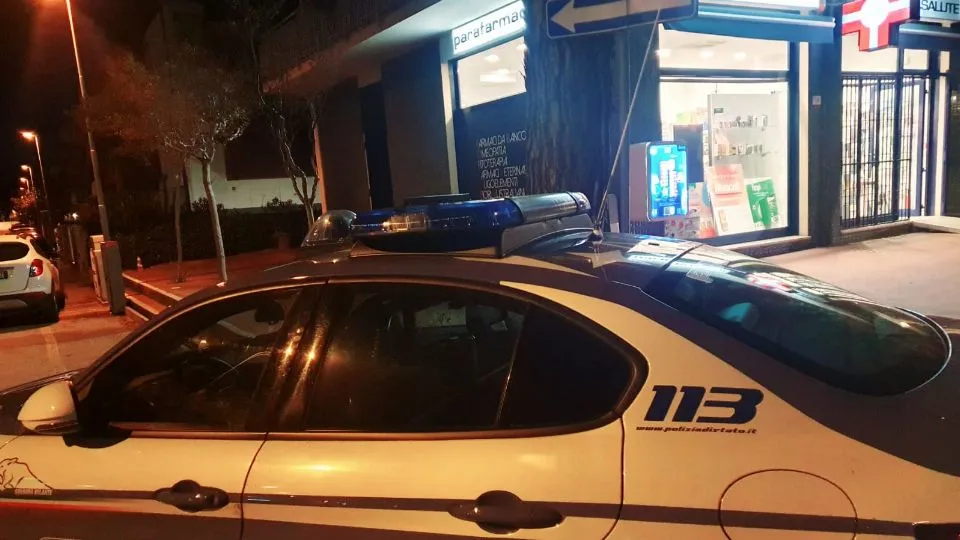 la Volante della polizia davanti alla parafarmacia rapinata (foto Migliorini) 
