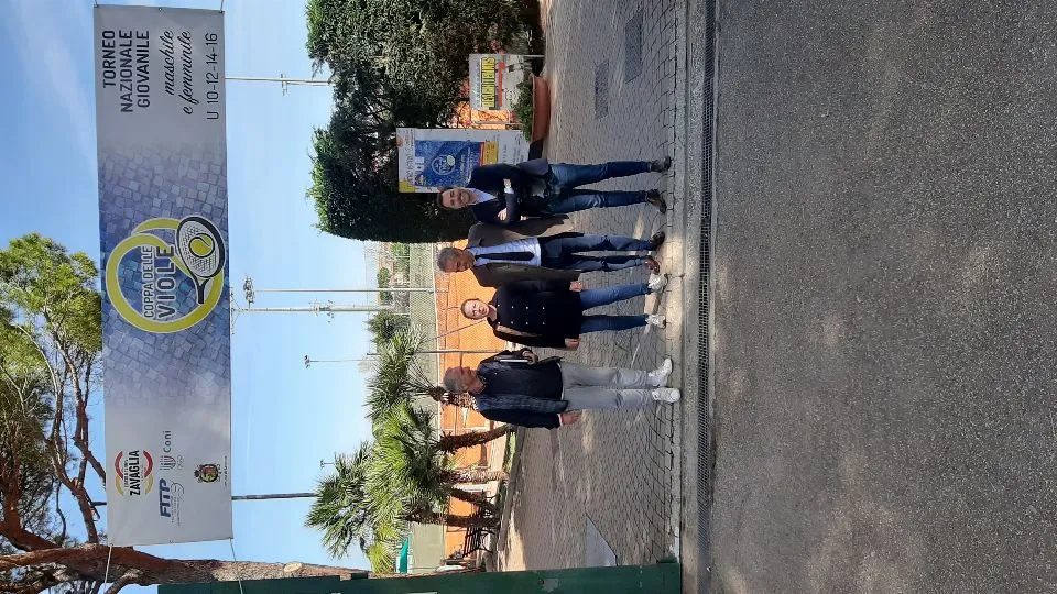 I partecipanti alla conferenza stampa davanti all’ingresso del Circolo Tennis Zavaglia