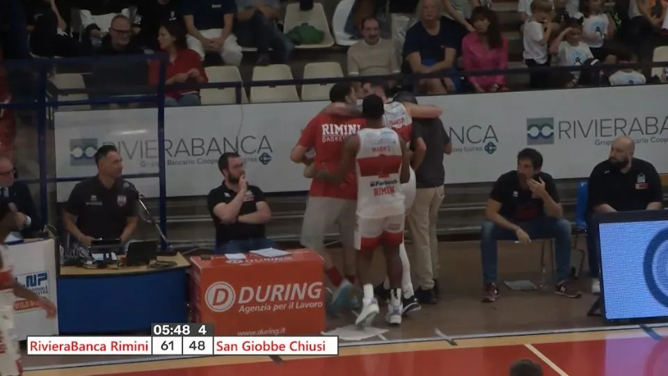 Justin Johnson portato fuori dal campo
