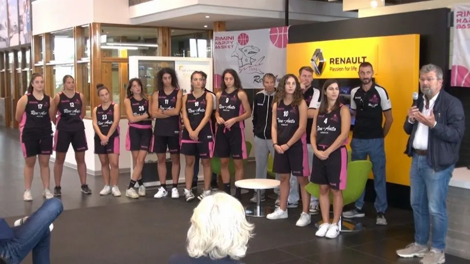 La prima squadra dell’Happy Basket e l’assessore Moreno Maresi