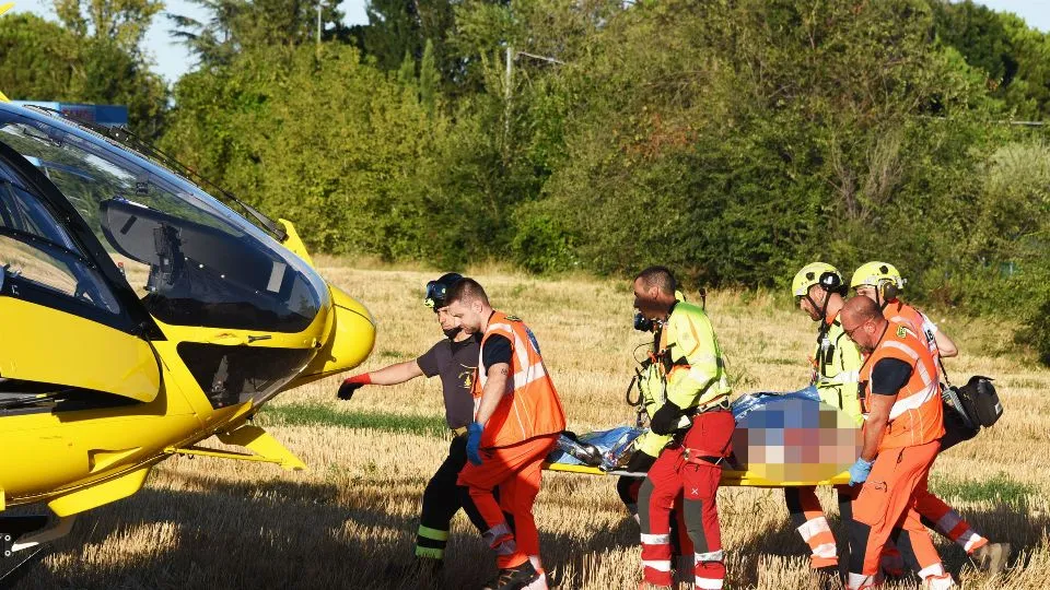 l’anziano mentre viene caricato sull’elisoccorso (Foto Migliorini)