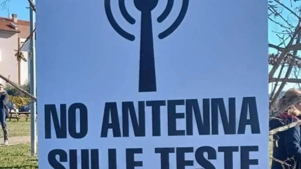 uno dei cartelloni esposti durante il sit in
