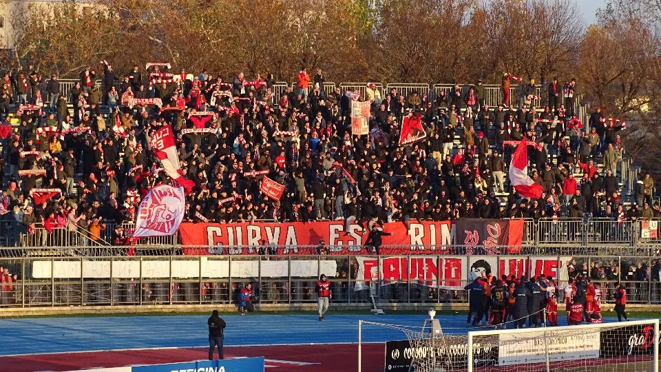 Le festa finale dei giocatori biancorossi con la Curva Est