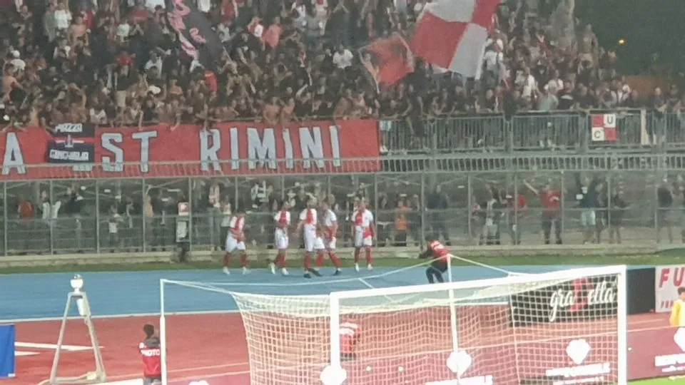 Capitan Gigli festeggia sotto la Curva Est il gol del 4-3
