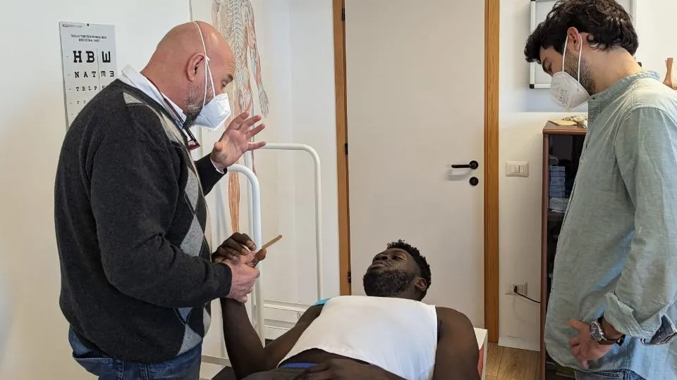 Derek Ogbeide durante la visita con il dott. Fabrizio Campi