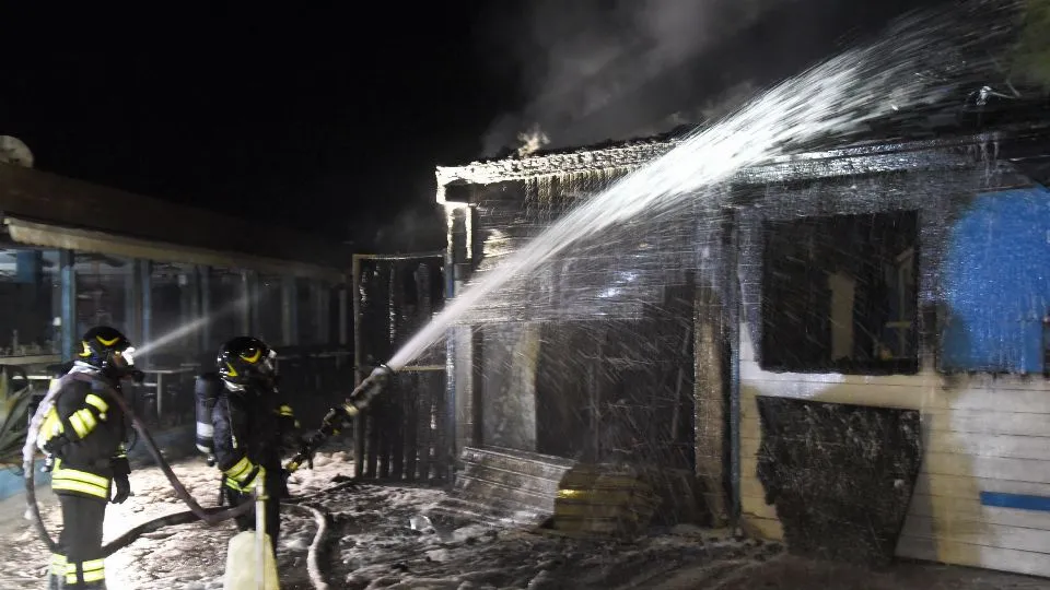 l’incendio doloso alla piscina di Portoverde (foto Migliorini)