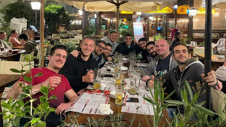 i giocatori del Rose and Crown festeggiano la vittoria