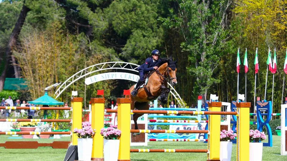 Il primo aviere scelto Giampiero Garofalo in azione su Max van Lentz Schrans.
