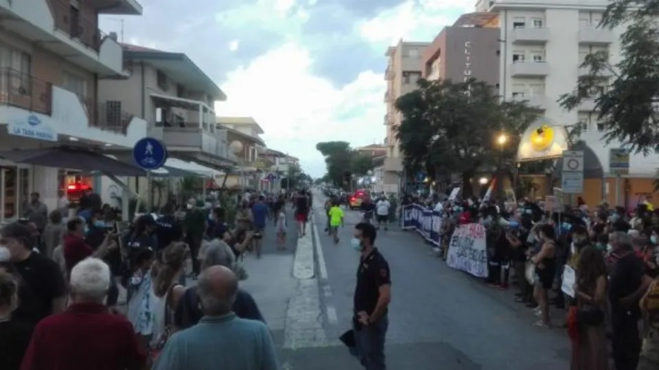 la protesta davanti al locale nel 202