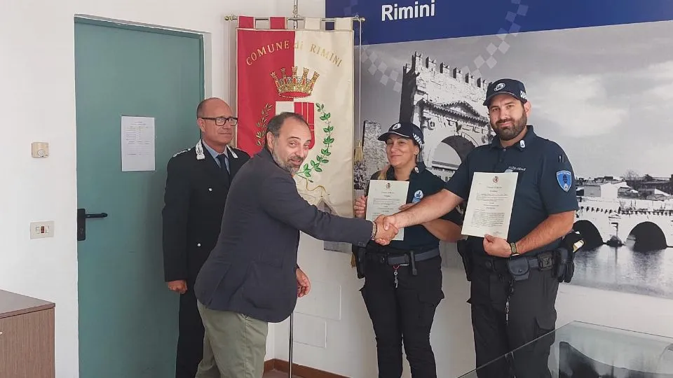 la consegna dell’encomio
