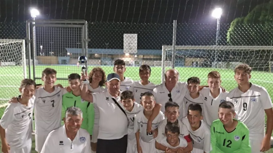 L’Under 13 della San Marino Academy con la coppa (©SMAcademy)