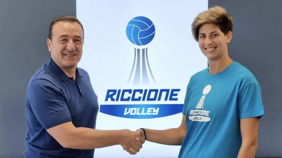 La stretta di mano tra Sara Bologna ed il DS Sanzio Sacchetti