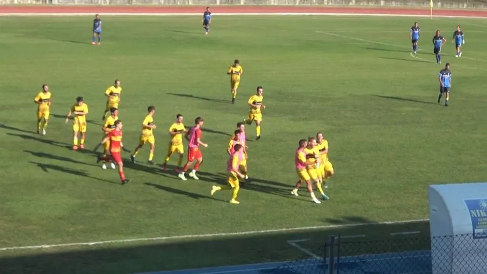 Alberto Malo festeggia il gol del 2-1