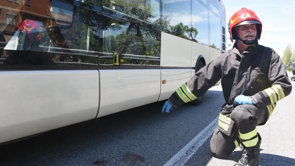 il vigile del fuoco indica il punto in cui l’uomo è rimasto incastrato (foto Migliorini)