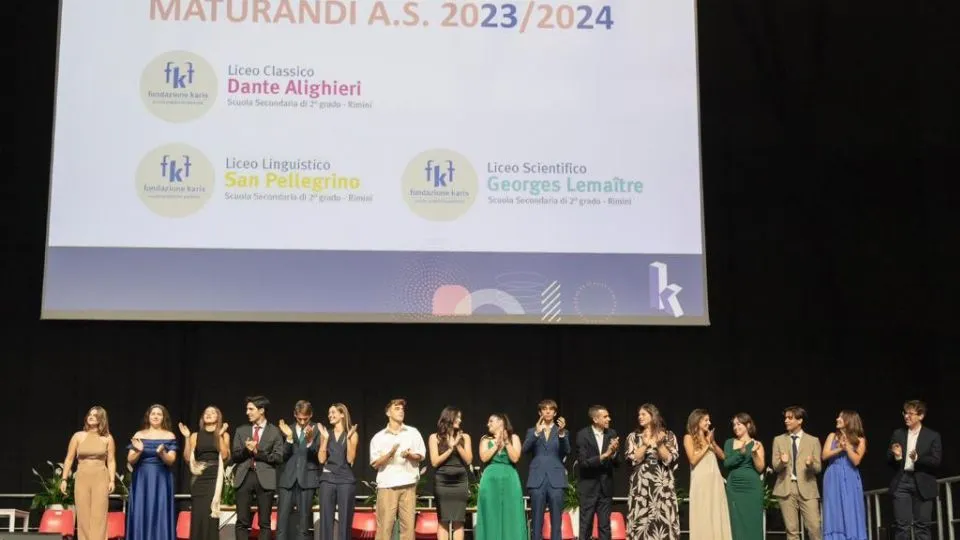 i maturandi delle scuole Karis sul palco