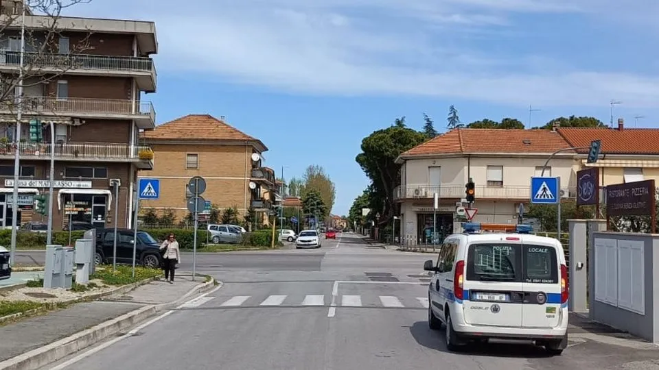 Il semaforo tra via Montevecchi e l’Emilia