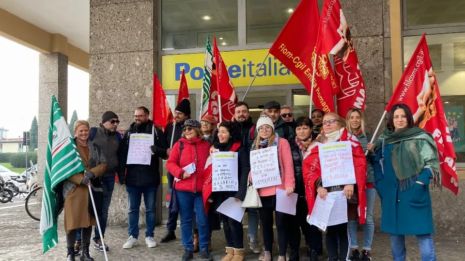 il presidio davanti alle poste di Rimini