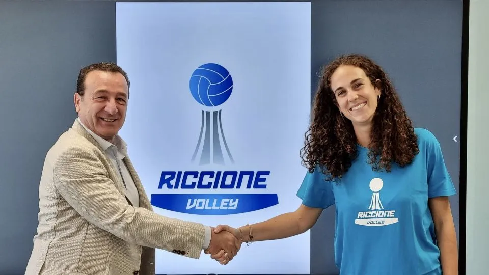 La stretta di mano tra Sofia Spadoni e il DS Sanzio Sacchetti