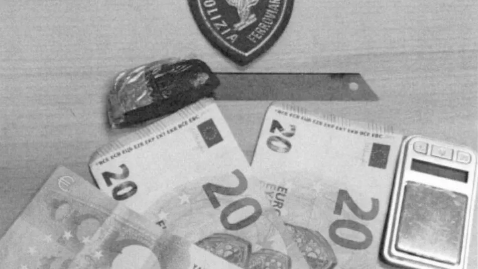 droga, denaro e bilancino sequestrati
