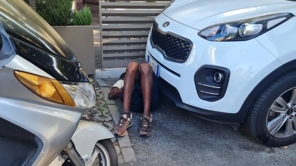 una persona che dorme in strada
