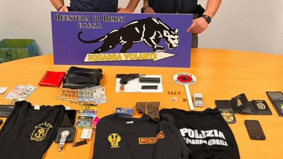 l’arma e il materiale sequestrato dalla polizia